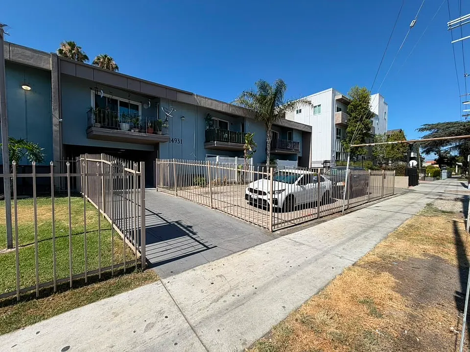 14931 Roscoe Blvd