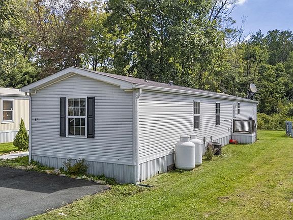 3rd image of 63 Erica Cir
