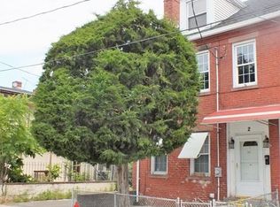 2 Center St, Holyoke, MA 01040