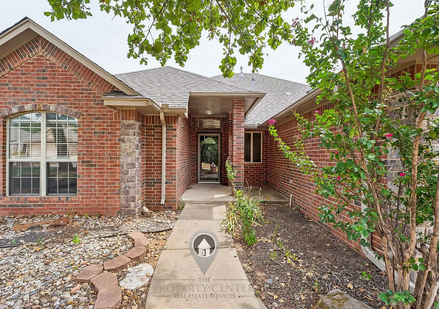 Room to Live, Relax & Entertain 4-Bedroom Edmond Home! — Photo 4