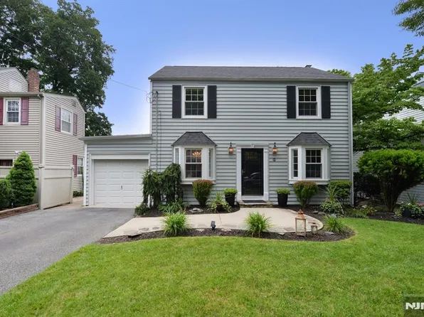 418 Burlington Rd, Paramus, NJ 07652
