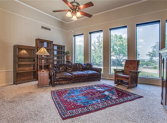 5th image of 302 Westway Cir