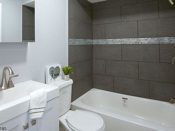 3rd image of 17 Northfield Ave #2R-2