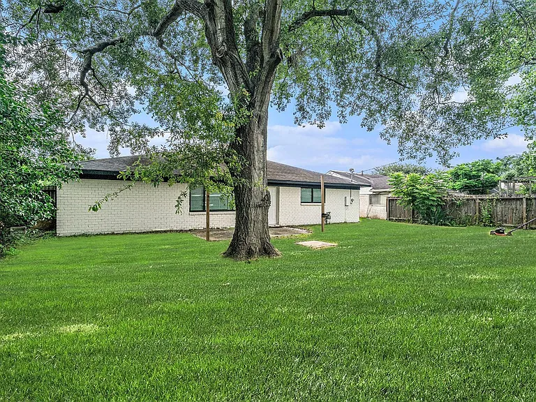 12215 Hillcroft St — Photo 4