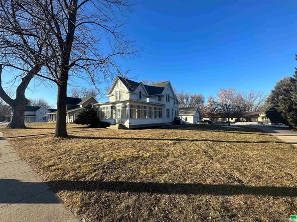 803 2nd St, Hull, IA 51239
