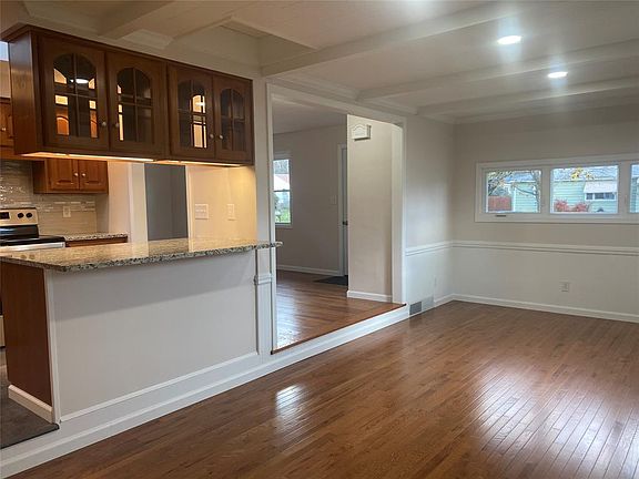 4th image of 19 Sandy Ln