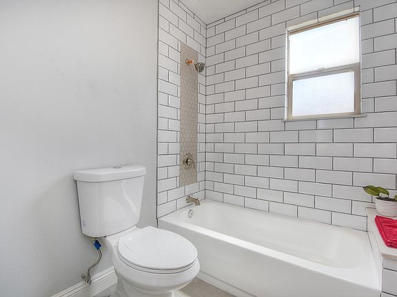 4th image of 11527 Medina Ct