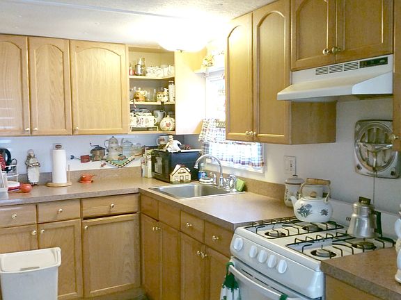 3rd image of 703-126 126 Fresh Pond Ave