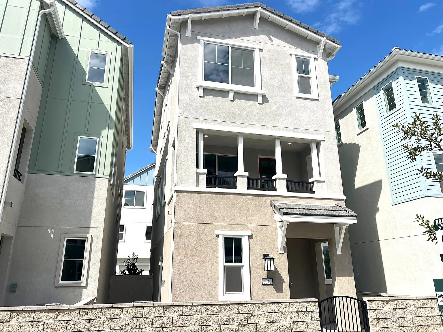3 bed, 2.5 bath, 1665 sqft, $3,400 — Photo 2