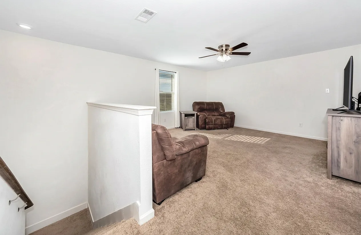 5 bed, 2772 sqft, $850 — Photo 3