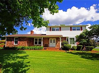 2130 Colonial Ln, Hickory, NC 28601