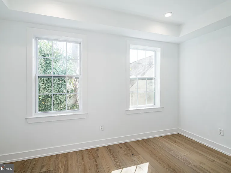 1532 Catharine St — Photo 13