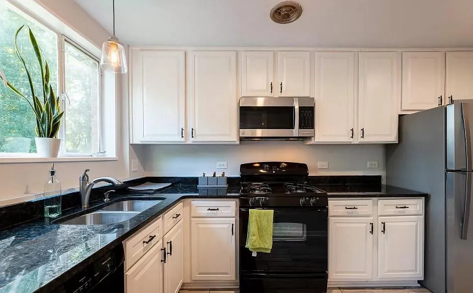 10505 Montrose Ave — Photo 4