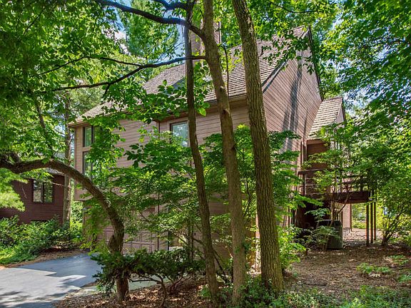 4th image of 568 Woodlake Dr