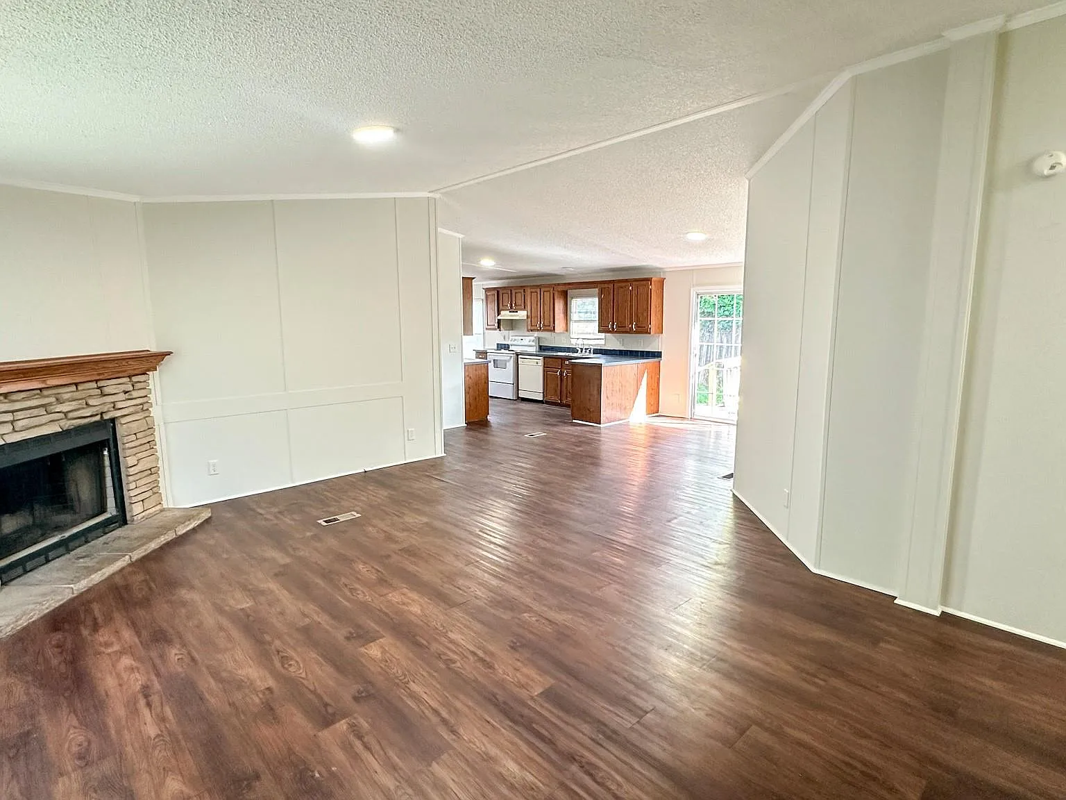 4 bed, 2.0 bath, 1568 sqft, $1,295 — Photo 2