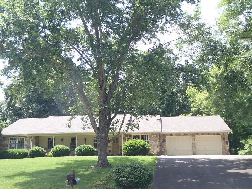 2nd image of 824 N Briarcliff Cir