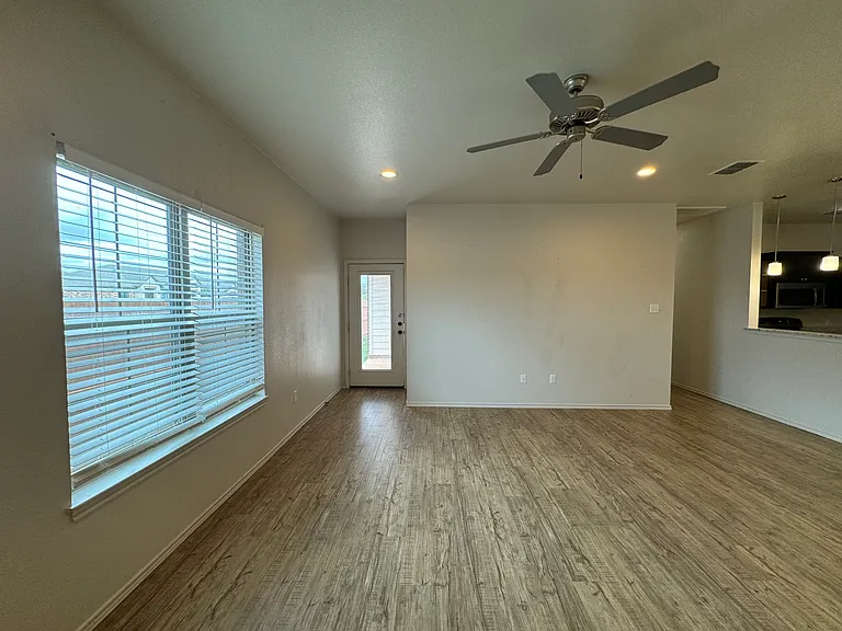11824 Evanston Ave — Photo 3