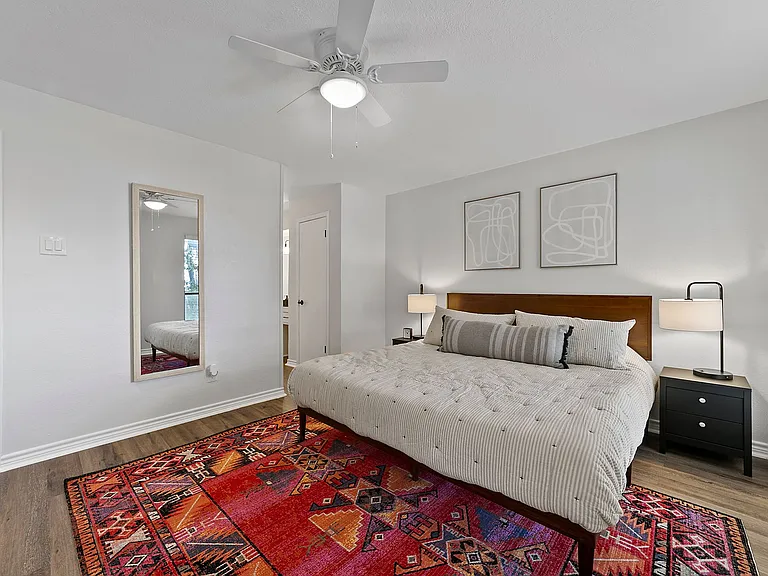 Lakeside Apartments — Photo 31