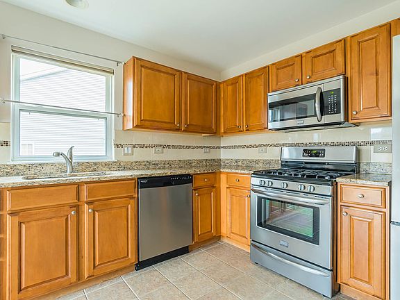 4th image of 21549 Carlton St