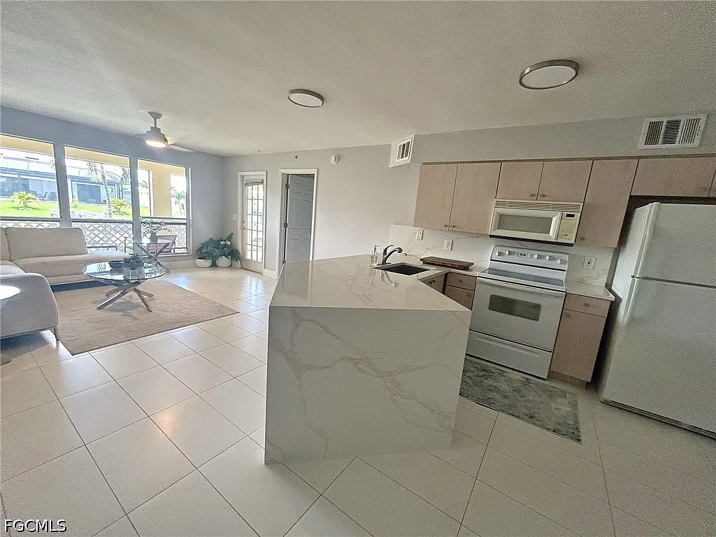 2 bed, 2.0 bath, 1000 sqft, $1,595 — Photo 3