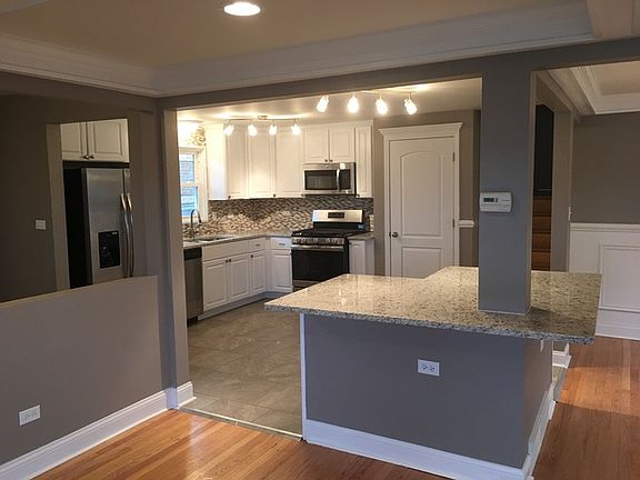 4th image of 594 Manistee Ave