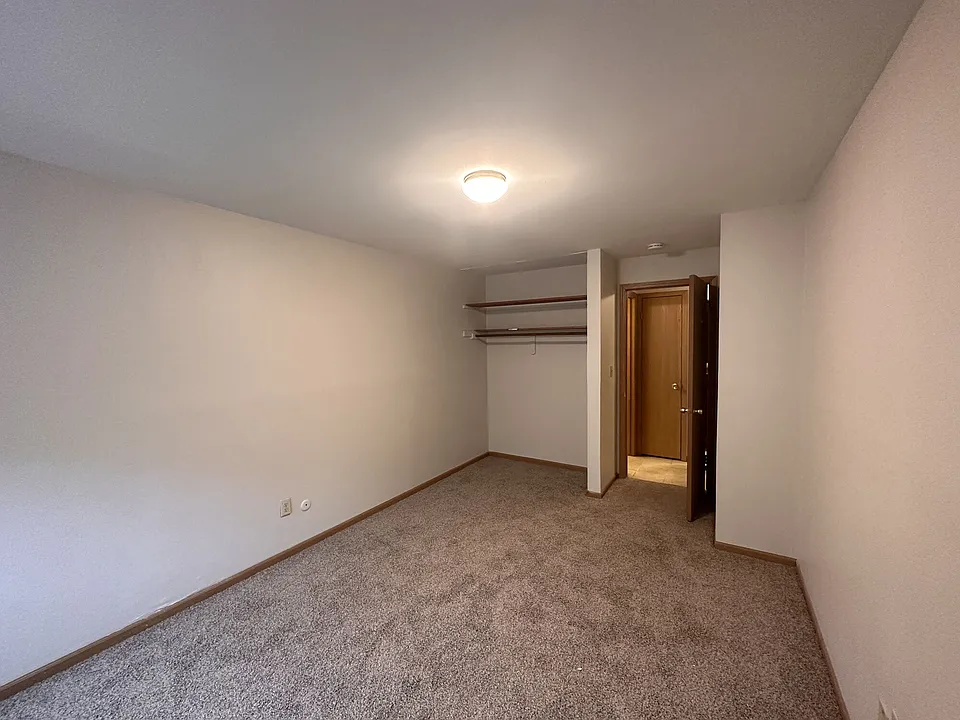Single bedroom w/closet