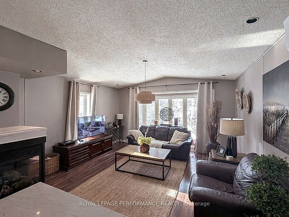 5th image of 3897 Christine St