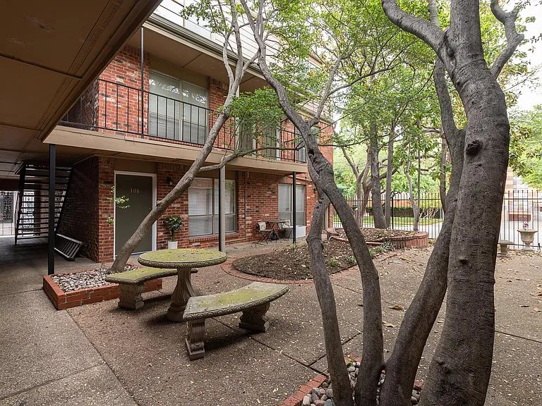 4525 Gilbert Ave #207 — Photo 25