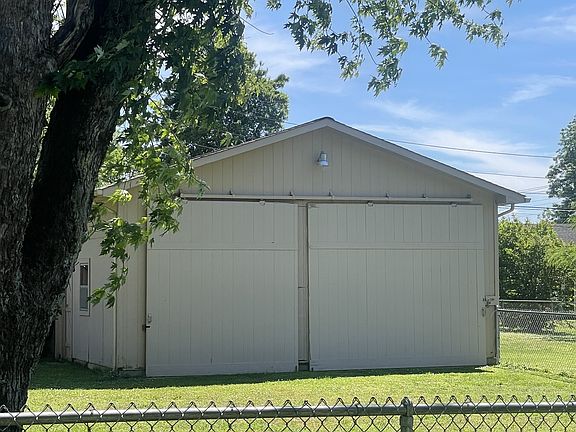 3rd image of 605 Springer Rd