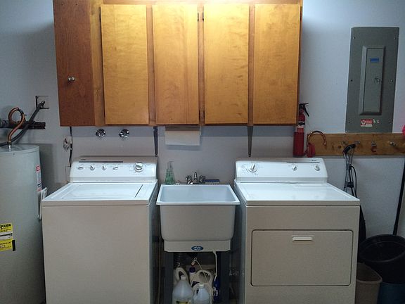 Clean washer/dryer w/sink