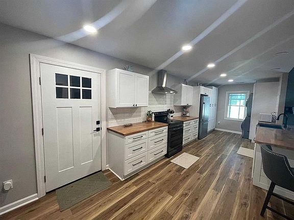 2nd image of 6992 Sunset Pl