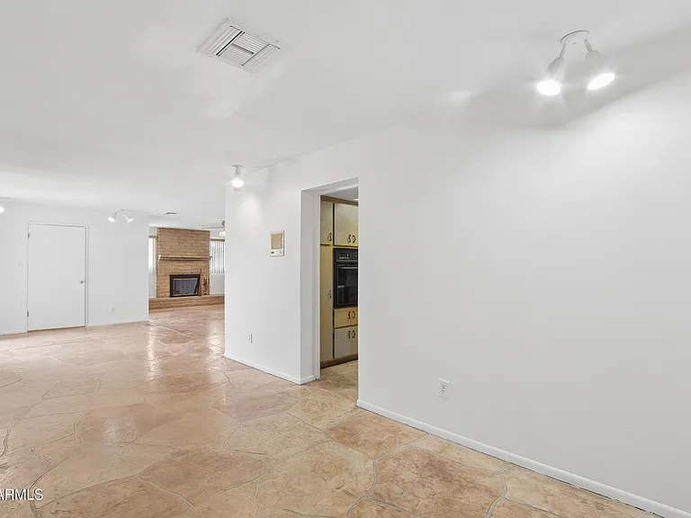1014 E Balboa Cir — Photo 20