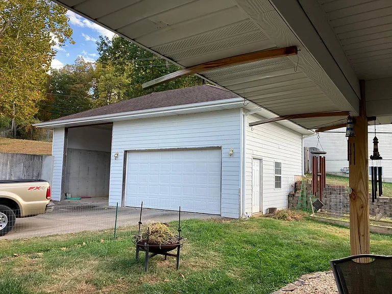 1602 S Charing Rd — Photo 4
