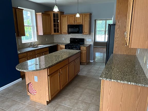 4th image of 6 Blackmoor Cir