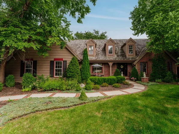 8266 South Country Club CIRCLE, Franklin, WI 53132