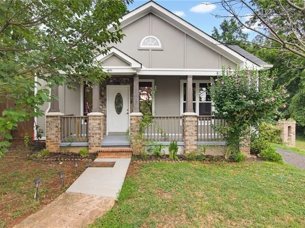 1103 Thurmond St, Winston Salem, NC 27105