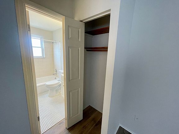 3rd image of 3639 Parkcrest Lane Janlin Court B #1BA-600SQFT