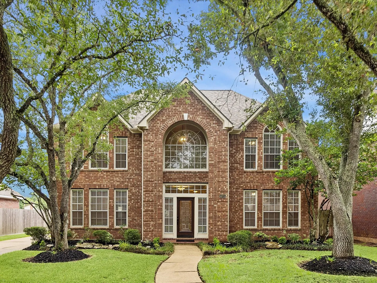 4 bed, 2.5 bath, 3010 sqft, $3,000 — Photo 2