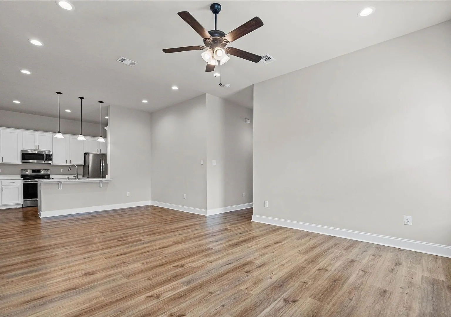 Great Location In Cypress Gates Community — Photo 4