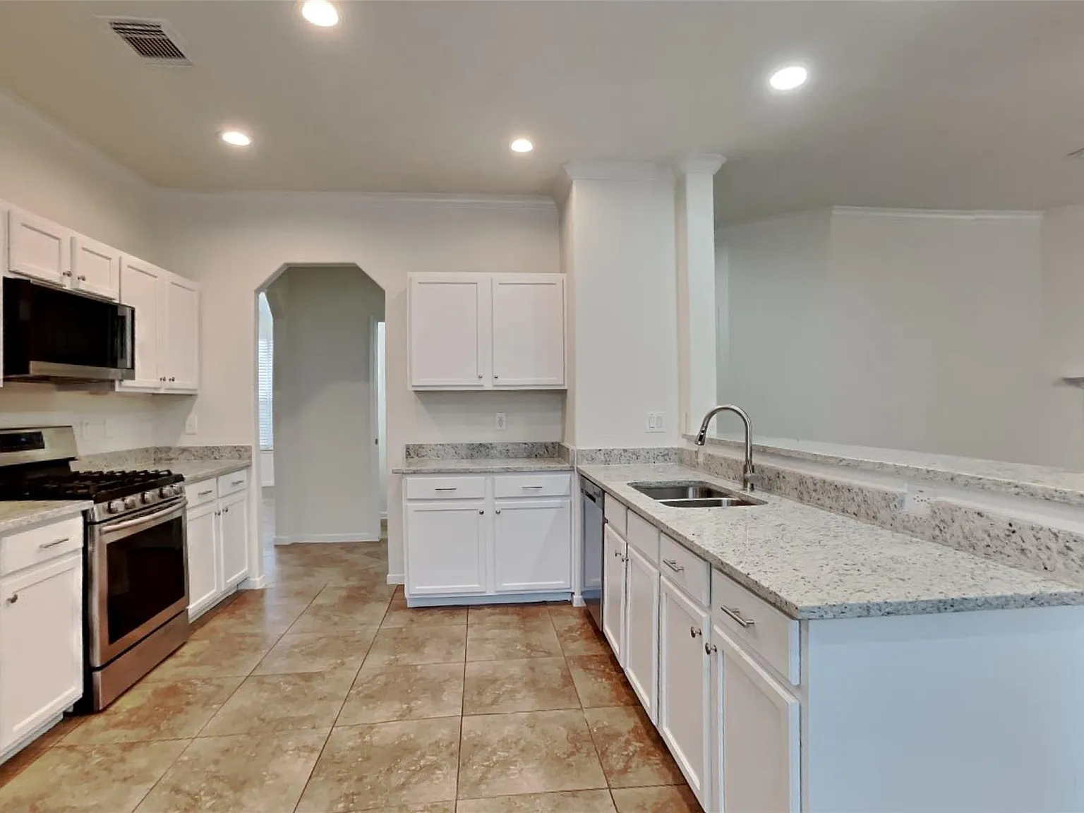 5 bed, 2.5 bath, 2667 sqft, $2,400 — Photo 4