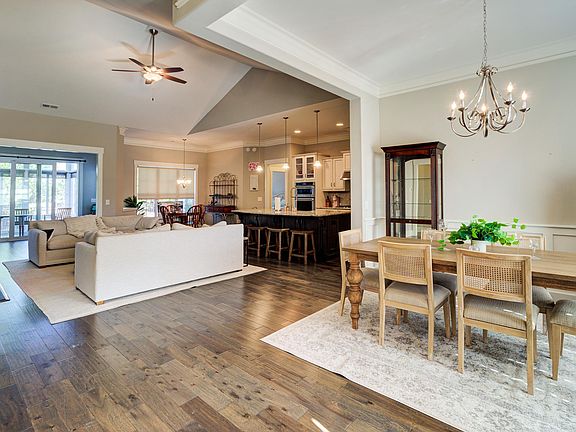 2nd image of 5221 Leisure Cir