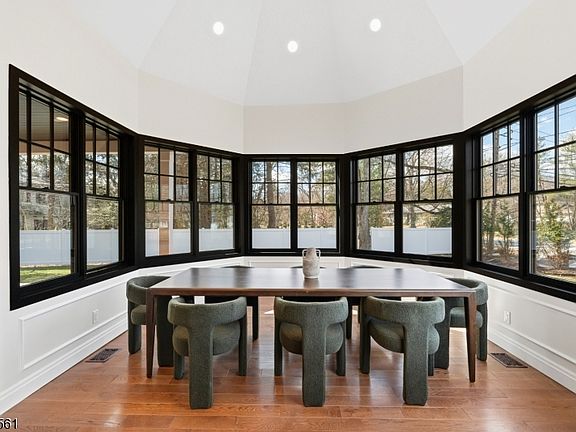 5th image of 803 Marshall Rd