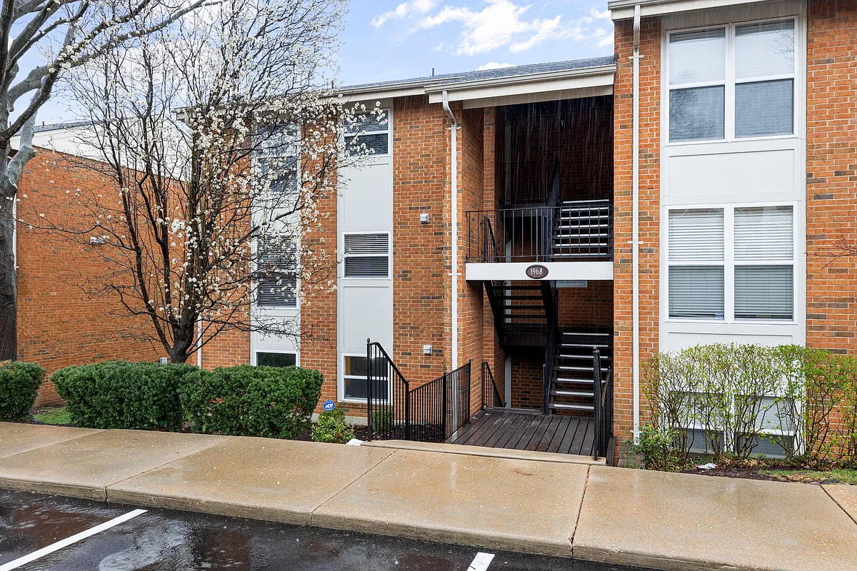 Front of the building - 1968 Greenglen Dr #101