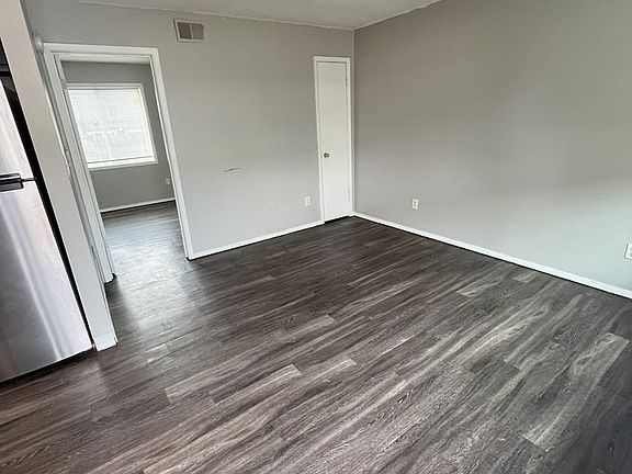 4th image of 120 Sherwood Ct #8