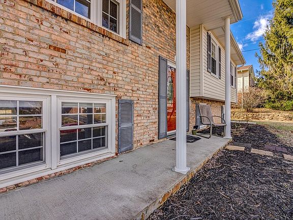 3rd image of 1047 Almond Dr