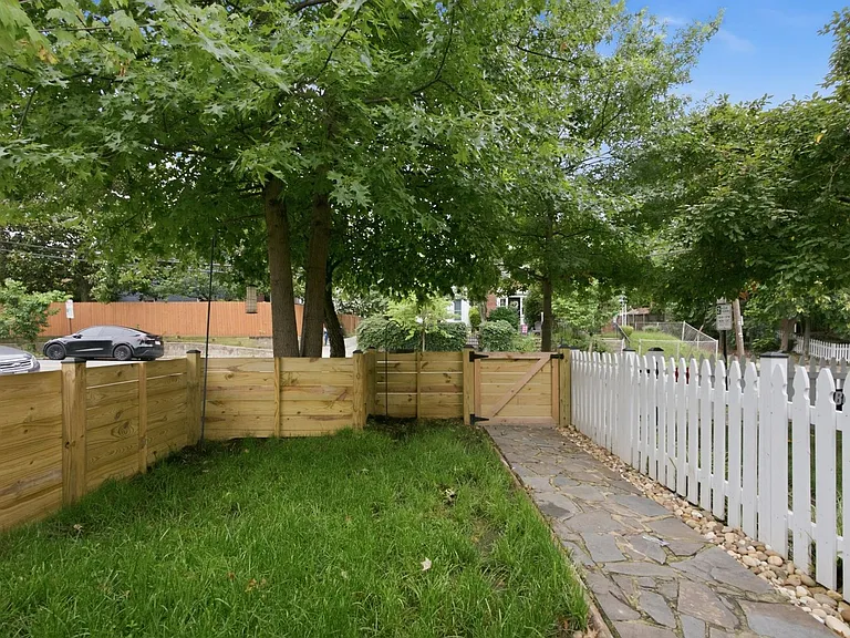 1317 Pendleton St — Photo 10