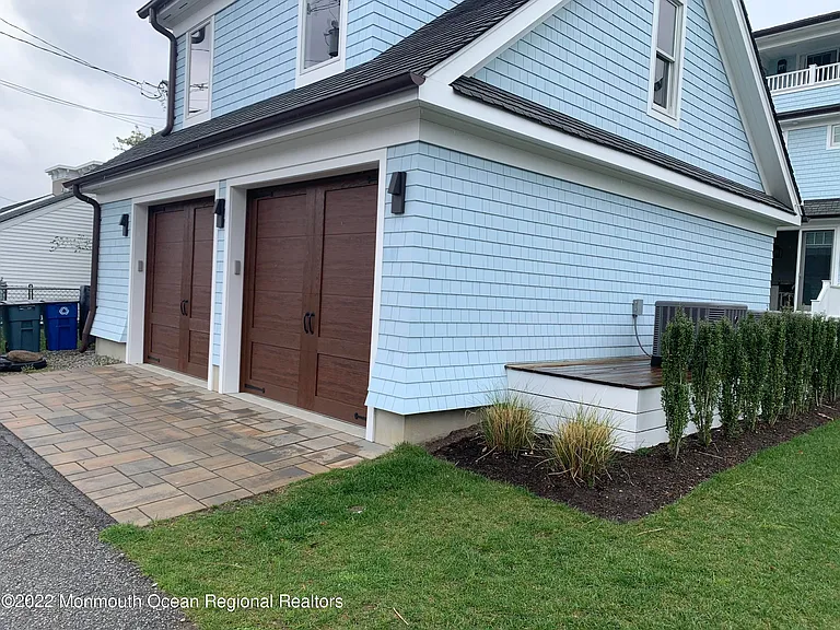 117 Sylvania Ave — Photo 41