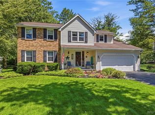 7221 Woodhaven Dr, Lockport, NY 14094