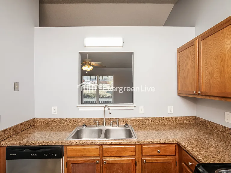 410 Clyde Ct — Photo 5