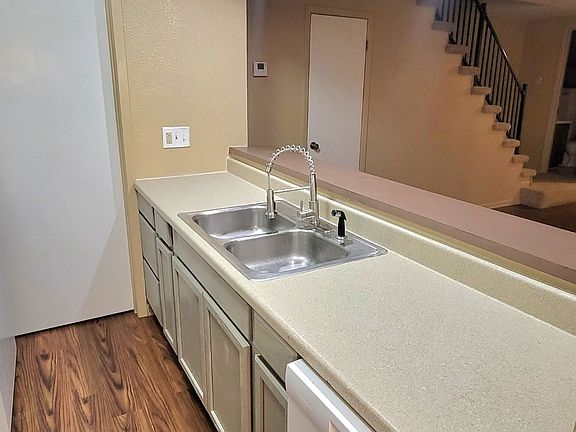 4th image of 1108 Covey Ln #D